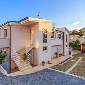 villa-lola-with-private-pool.hotels-in-trogir.com/